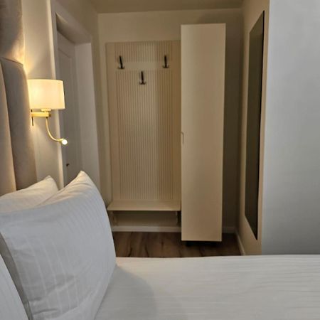 Hotel Queen Ramnicu Valcea Exterior photo