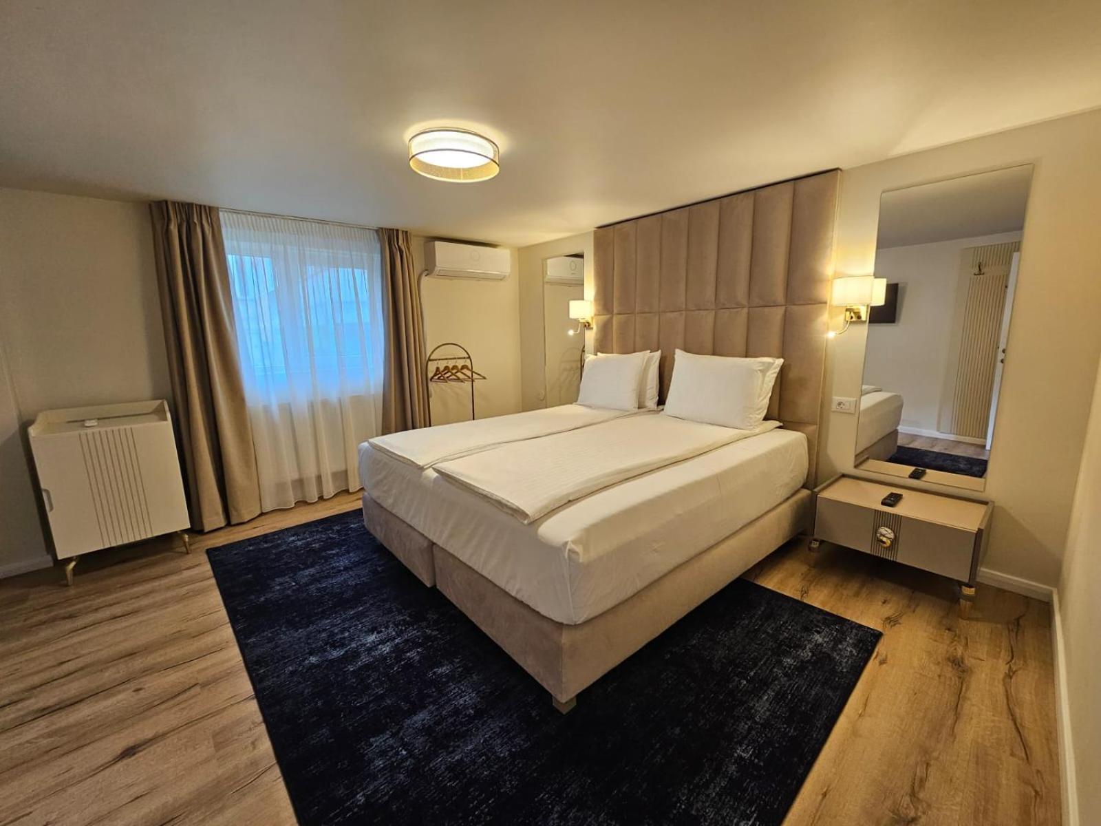 Hotel Queen Ramnicu Valcea Exterior photo
